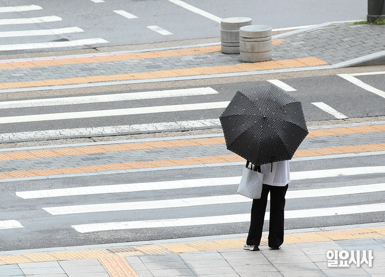 13일 오늘의 날씨는 전국이 대체로 흐리겠으나 중부 지방은 아침까지 대체로 맑겠다. ⓒ문경덕 기자