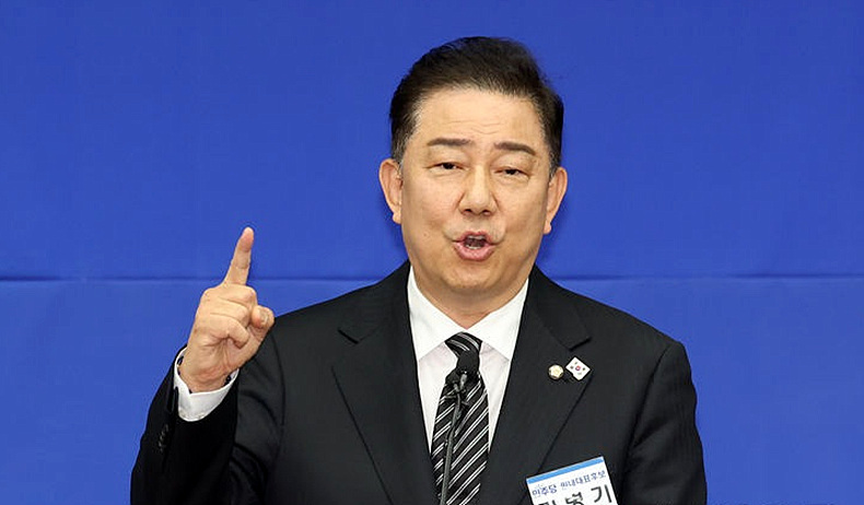 김병기 더불어민주당 원내대표 당선인이 13일 서울 여의도 국회서 열린 ‘민주당 원내대표 선출 의원총회’서 정견발표를 하고 있다. ⓒ뉴시스