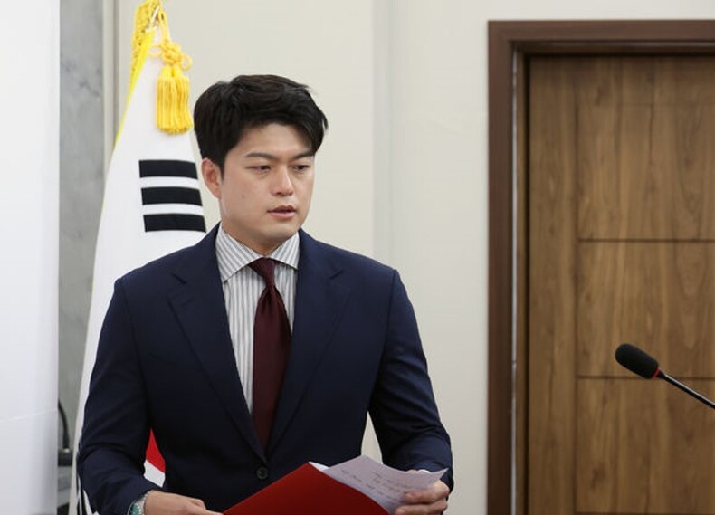 김용태 국민의힘 비상대책위원장이 13일, 자신의 5대 개혁안에 대해 전 당원 여론조사를 실시하자고 제안했다. 사진은 김 비대위원장이 이날 서울 여의도 국회에서 ‘수원지법 대북 송금 재판’ 관련 현안 입장 발표를 위해 연단으로 향하는 모습 ⓒ뉴시스