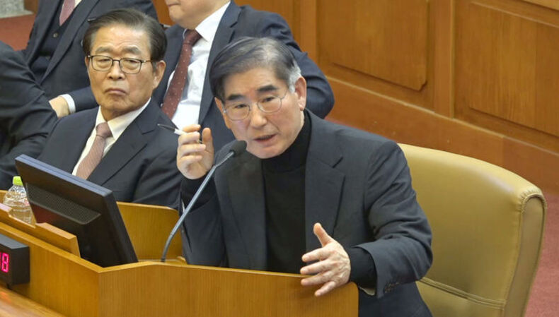12·3 비상계엄 사태를 심리하는 재판부가 16일, 구속 수사 중인 김용현 전 국방부 장관을 조건부로 석방시켰다. 사진은 김 전 장관이 지난 1월23일 서울 종로구 헌법재판소에서 열린 대통령 탄핵 심판 4차 변론기일에 증인으로 출석해 질문에 답변하는 모습 ⓒ헌법재판소