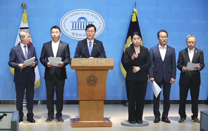 지난 11일, 서울 여의도 국회 소통관에서 검찰개혁 관련 기자회견 갖는 장경태·김용민 등 더불어민주당 의원들 ⓒ뉴시스