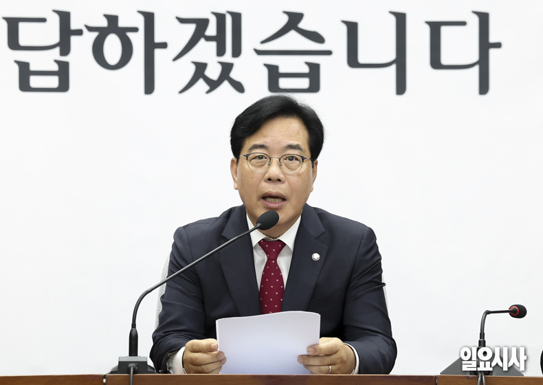 송언석 국민의힘 신임 원내대표가 17일, 서울 여의도 국회에서 열린 원내대책회의를 주재하고 있다. ⓒ고성준 기자
