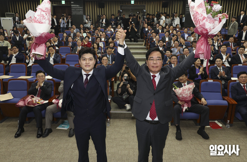 송 원내대표(사진 오른쪽)와 김 비대위원장(왼쪽)이 지난 16일, 서울 여의도 국회에서 열린 국민의힘 원내대표 선출 의원총회에서 기념 촬영을 하고 있다. ⓒ고성준 기자