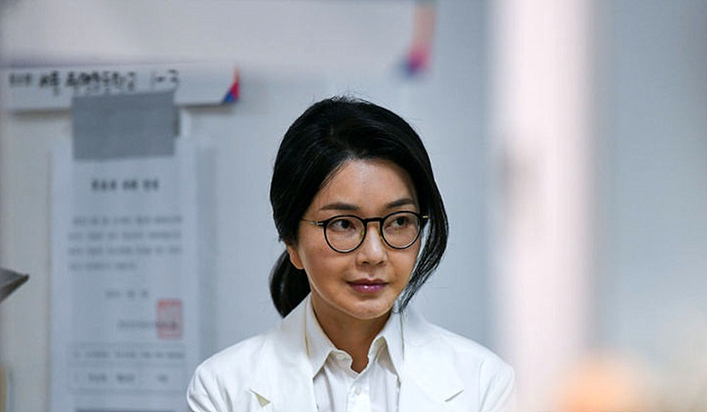 김건희 여사가 제21대 대통령선거일인 지난 3일 오전 서울 서초구 원명초등학교에 마련된 서초4동 제3투표소로 투표를 위해 입장하고 있다. ⓒ뉴시스