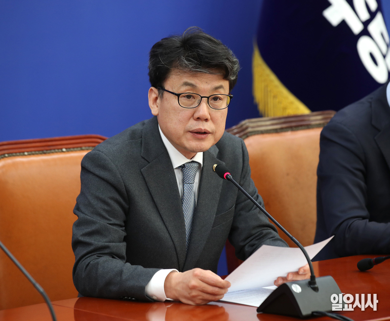 당정이 18일 추가경정예산(추경)안에 민생회복지원금과 소비 쿠폰 사업을 반영하기로 결정했다. 사진은 발언 중인 진성준 더불어민주당 정책위의장 ⓒ문경덕 기자