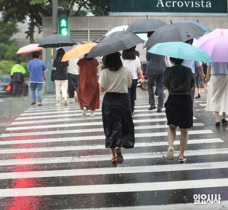 19일 오늘의 날씨는 전국이 차차 흐려지겠고, 오전에 제주도를 시작으로 저녁엔 전국으로 비가 확산되겠다. ⓒ문경덕 기자