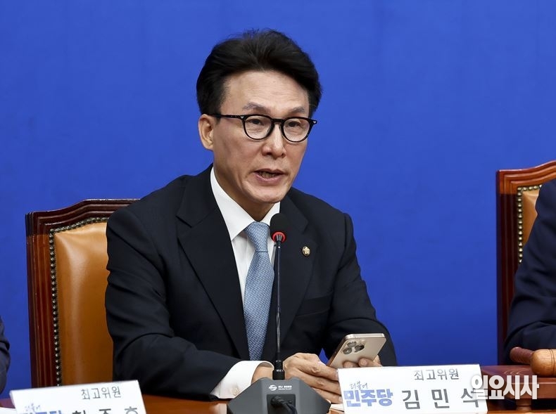 불법 정치자금 연루 의혹 등으로 인사청문회 전부터 곤혹을 치르고 있는 김민석 국무총리 후보자 ⓒ고성준 기자