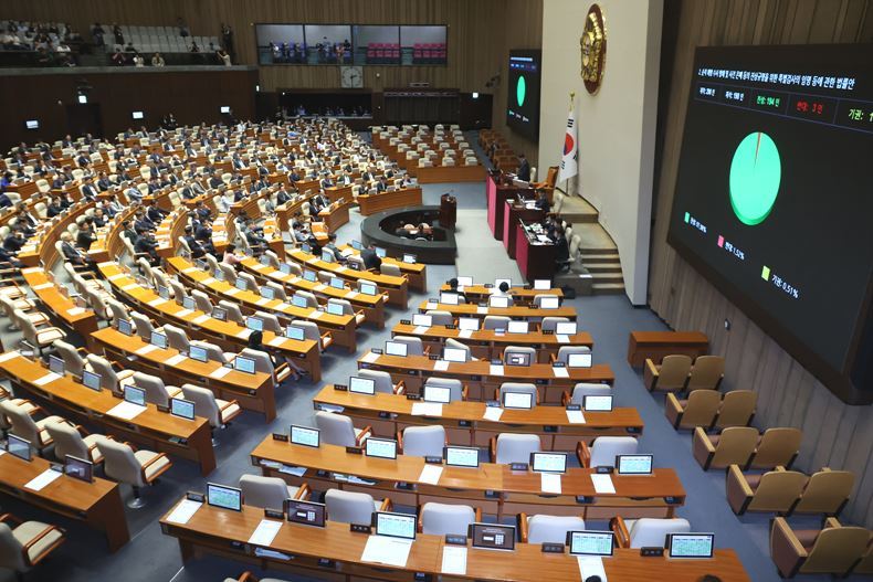 지난 5일, 서울 여의도 국회 본회의장에서 열린 본회의에서 더불어민주당 주도로 이른바 3대 특검인 ‘채상병 특검법·내란 특검법·김건희 특검법’이 가결 처리되고 있다. ⓒ뉴시스