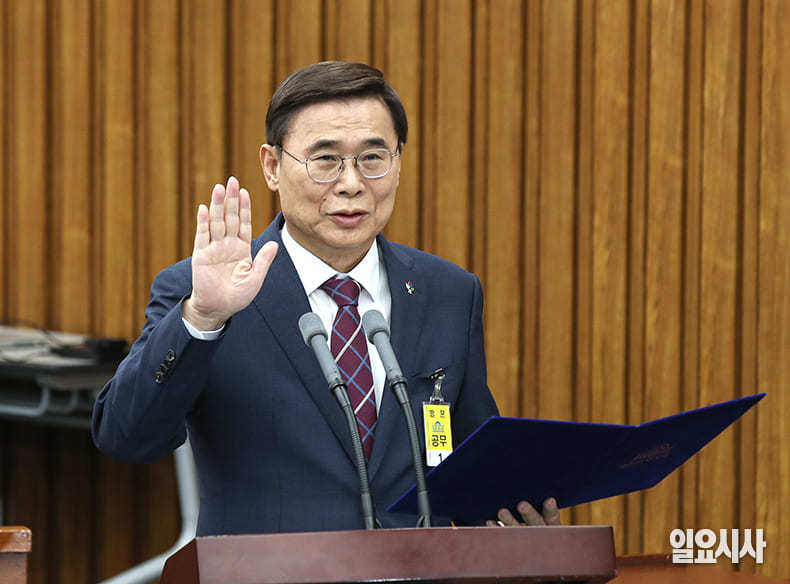 이종석 국가정보원장 후보자가 19일 오전 서울 여의도 국회 인사청문회에서 증인 선서를 하고 있다. ⓒ문경덕 기자