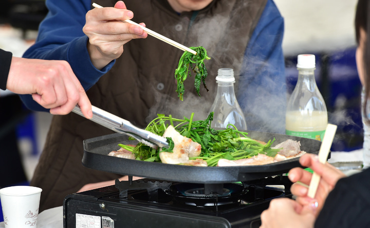 아파트 베란다 내 삼겹살 취식 문제는 잊을만 하면 나오는 불거지는 문제로 층간소음, 애완동물 문제와 함께 ‘한국 아파트의 3대 난제’ 중 하나로 불린다. ⓒ뉴시스