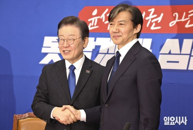 지난해 3월25일, 서울 여의도 국회에서 당시 조국 조국혁신당 대표(사진 오른쪽)가 이재명 더불어민주당 대표를 예방해 악수를 나누고 있다. ⓒ고성준 기자