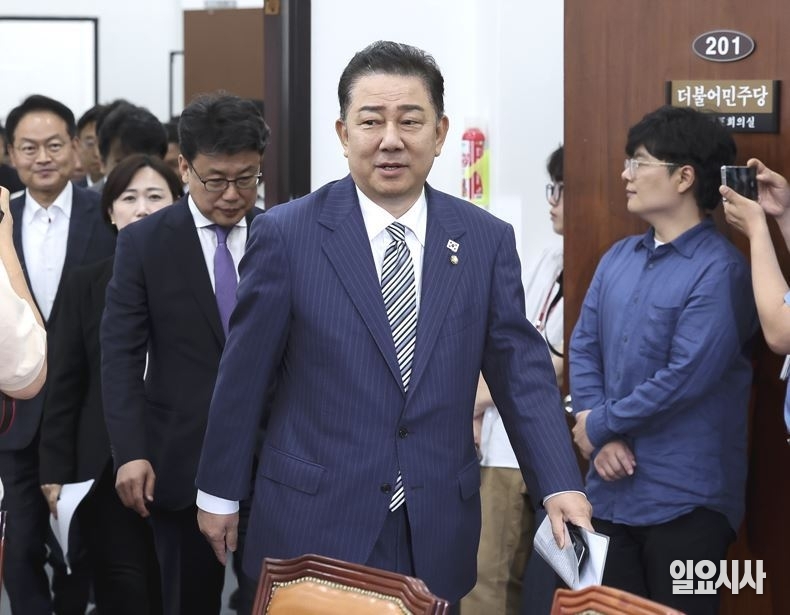 지난 17일, 김병기 더불어민주당 원내대표 겸 당 대표 권한대행이 원내대책위회의를 위해 입장하고 있다. ⓒ고성준 기자