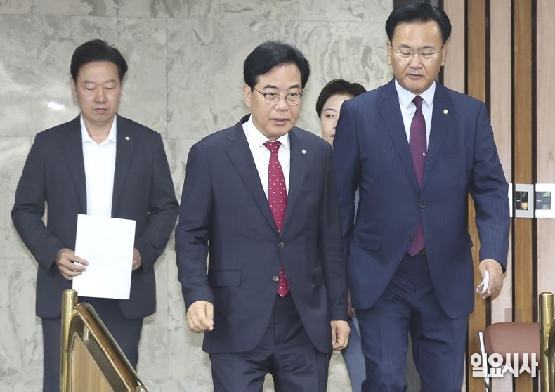 송언석 국민의힘 원내대표(사진 가운데)가 지난 17일, 서울 여의도 국회서 열린 원내대책회의에 참석하고 있다. ⓒ고성준 기자