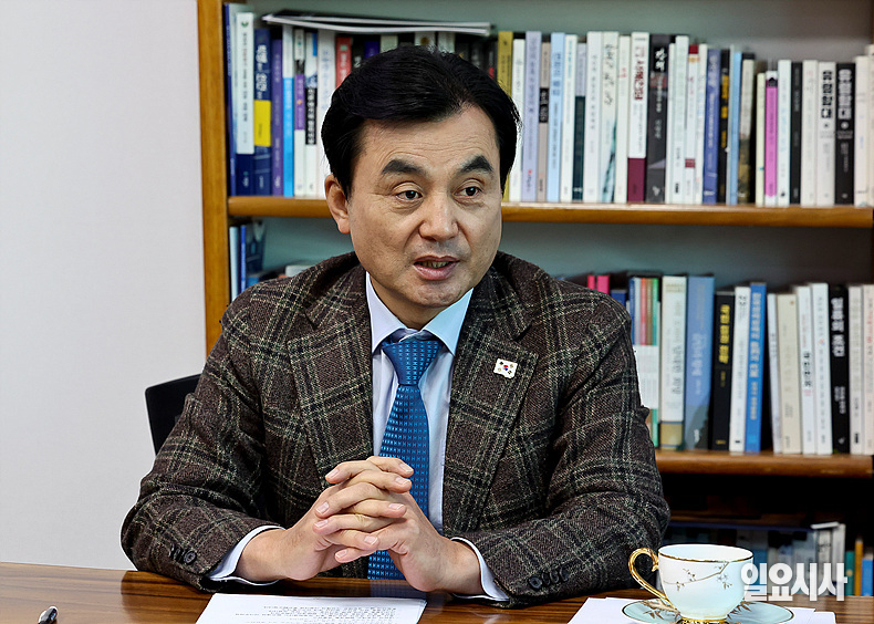 이재명 대통령이 23일 국방부 장관 후보자로 안규백 더불어민주당 의원을 지명했다. 사진은 지난해 12월17일 서울 여의도 국회 의원회관에서 <일요시사>와 인터뷰하는 안 의원 모습 ⓒ고성준 기자