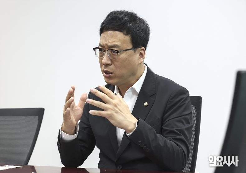 <일요시사>와 인터뷰 갖고 있는 정성국 국민의힘 의원 ⓒ고성준 기자