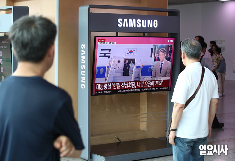 지난 17일 서울 중구 서울역 대합실에서 시민들이 이재명 대통령의 G7 정상회의 관련 뉴스를 시청하고 있다. 이날 한미정상회담이 이뤄질 것으로 기대됐으나, 도널드 트럼프 미국 대통령이 회의 도중 조기 귀국하면서 무산됐다. ⓒ문경덕 기자