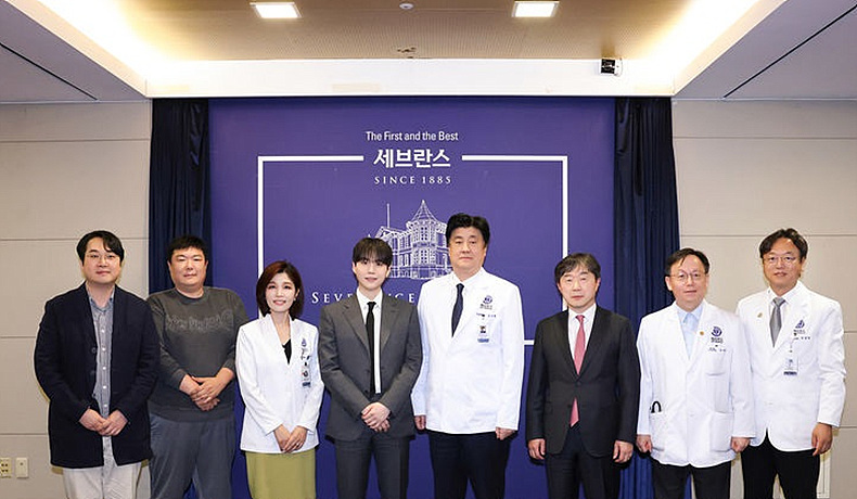 지난 23일 연세의료원 관계자들과 그룹 방탄소년단(BTS) 멤버 슈가(본명 민윤기)가 단체 기념사진을 촬영하고 있다. ⓒ뉴시스