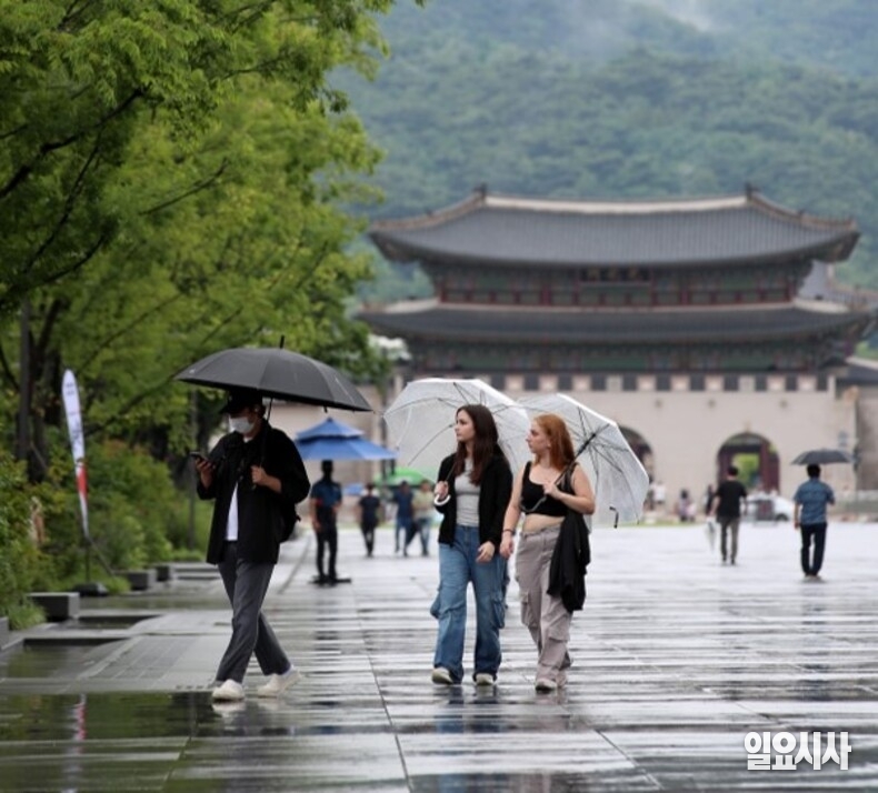 25일 오늘의 날씨는 전국 대부분 지역이 흐리고 비가 오겠으나, 제주도는 아침부터 맑아지겠다. ⓒ문경덕 기자