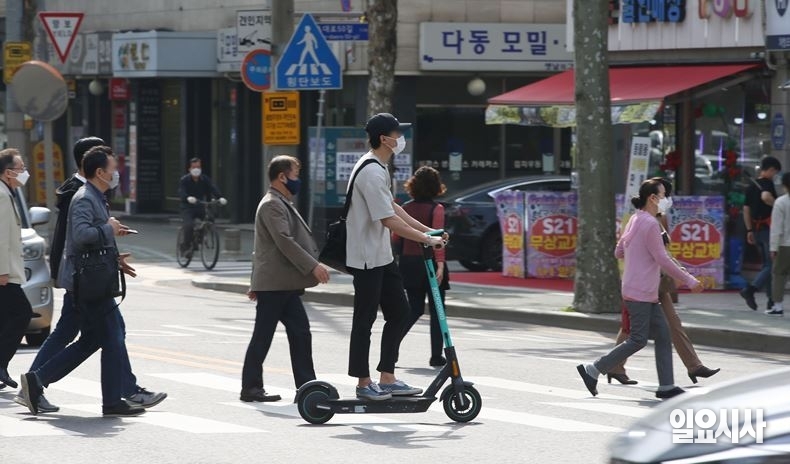 전동 킥보드는 개인형 이동수단으로 많이 이용되고 있지만 행인과의 충돌 등 다양한 사고가 끊이질 않고 있다. ⓒ<일요시사> DB