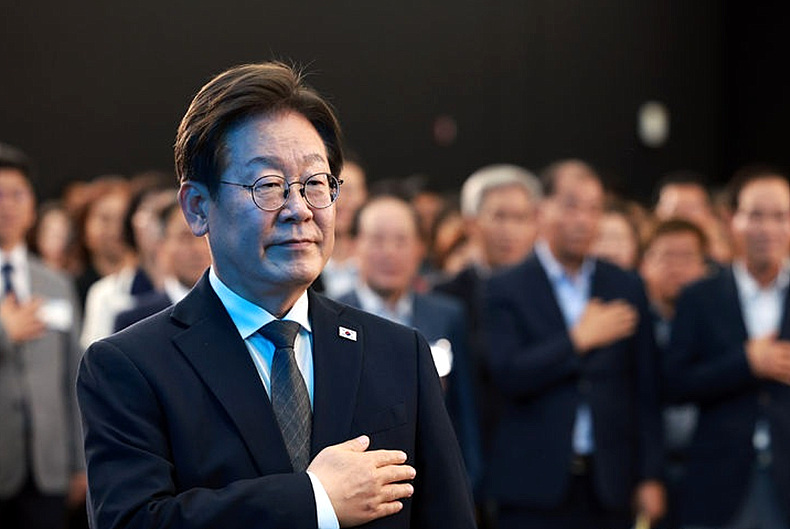 이재명 대통령이 25일 광주 국립 아시아문화전당에서 열린 광주시민, 전남도민 타운홀미팅에서 국기에 대한 경례를 하고 있다. ⓒ뉴시스