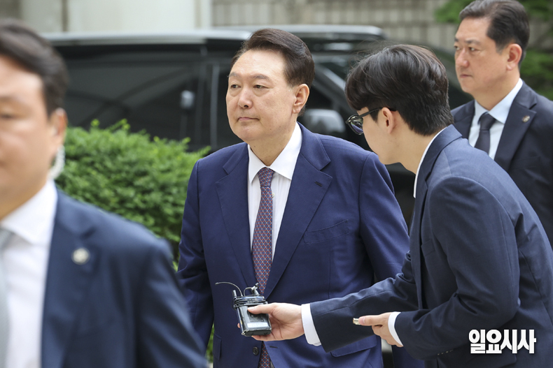 윤석열 전 대통령이 지난 16일 서울 서초구 서울중앙지방법원에서 열린 내란 우두머리 혐의와 직권남용·권리행사방해 혐의 사건 7차 공판을 받기 위해 법원에 들어서고 있다. ⓒ고성준 기자