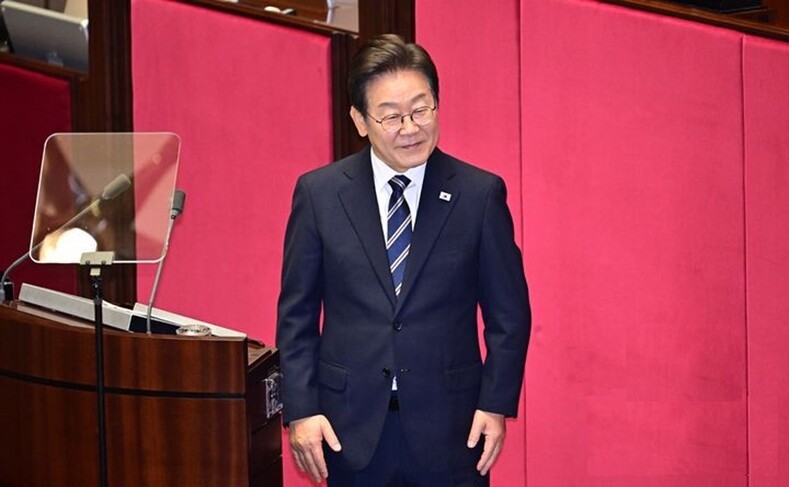 이재명 대통령이 26일, 서울 여의도 국회에서 추가경정예산 시정연설 전 국민의힘 의원석을 바라보며 인사를 하고 있다. ⓒ국회사진기자단