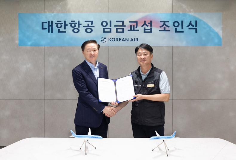우기홍 대한항공 부회장(사진 왼쪽)과 조영남 대한항공 노동조합위원장이 대한항공 임금교섭 조인식에서 기념사진을 촬영하고 있다.