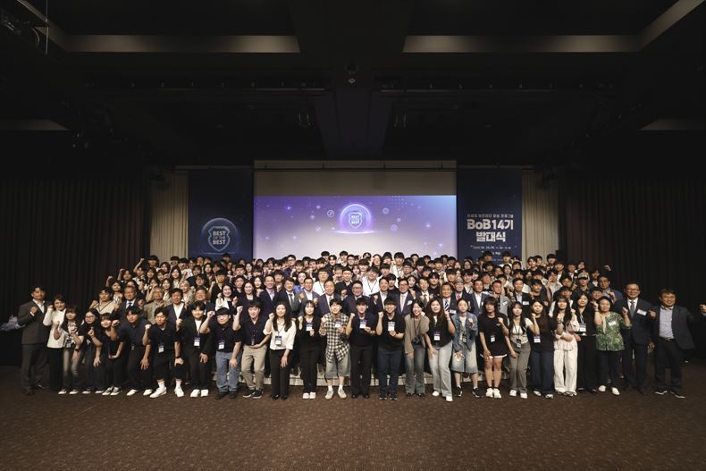 26일, BoB 14기 발대식에 참석한 교육생과 주요 관계자들이 함께 기념촬영 하고 있다.
