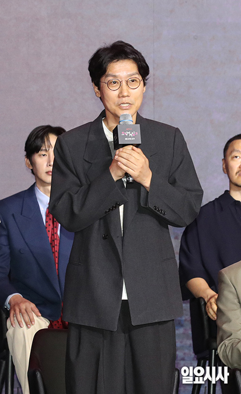 지난 9일 오전 서울 용산구 드래곤시티에서 열린 넷플릭스 <오징어 게임> 시즌3 제작발표회에서 황동혁 감독이 발언하고 있다. ⓒ문경덕 기자