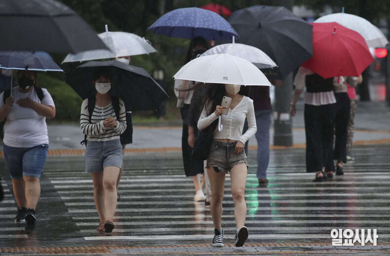 주말 동안 전국이 장마전선의 영향으로 비가 오겠다. 또 낮 최고기온 34도 내외의 불볕더위가 예보됐다. 사진은 서울 용산역 앞을 지나는 시민들이 발걸음을 재촉하고 있는 모습 ⓒ고성준 기자