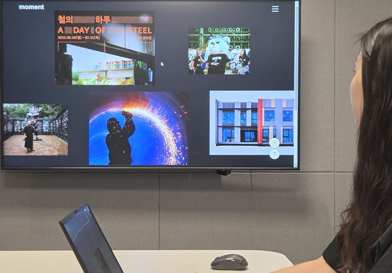한 현대제철 직원이 미디어룸 메인 페이지를 살펴보고 있다.