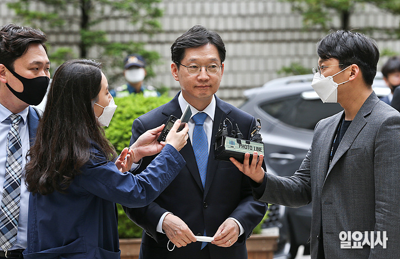 지난 2020년 5월19일 ‘드루킹 댓글조작 공모’ 혐의로 1심에서 징역 2년을 선고받은 당시 김경수 경남도지사가 서울 서초구 서울고등법원에 출석하고 있다. ⓒ고성준 기자