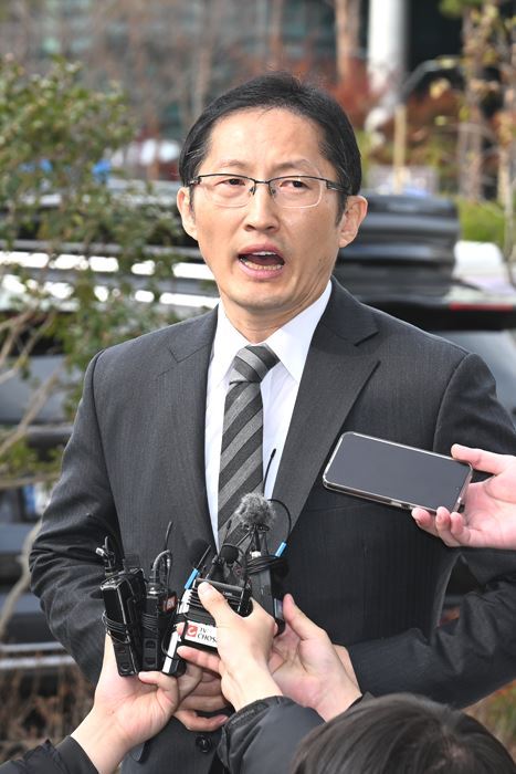 취재진 질문에 답변하고 있는 재심 전문 박준영 변호사 ⓒ뉴시스