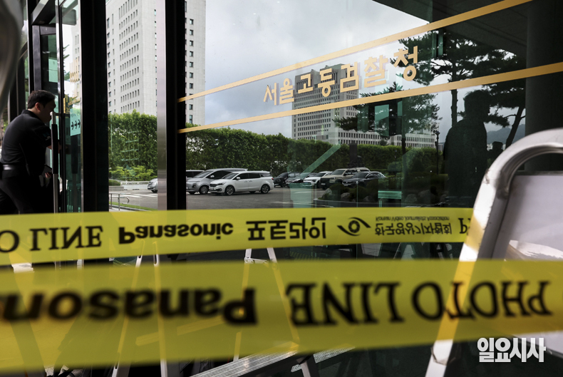 내란 특별검사팀이 윤석열 전 대통령에게 출석을 통보한 1일 오전 서울 서초구 서울고등검찰청 현관에 취재진이 대기하고 있다. ⓒ고성준 기자