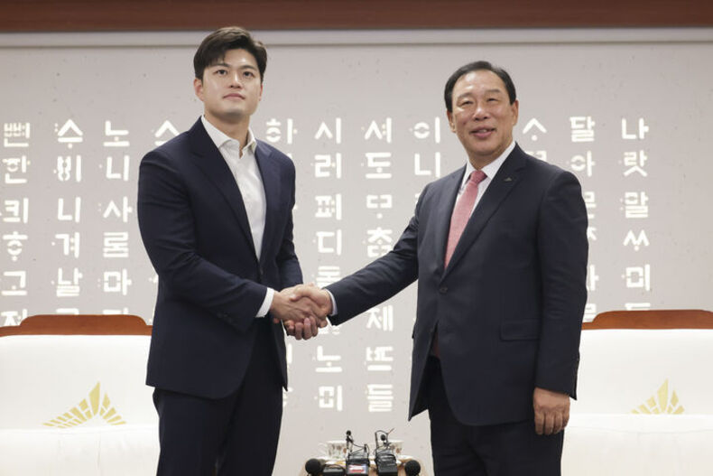 김용태 전 국민의힘 비상대책위원장이 지난달 25일, 세종시청을 방문해 최민호 세종시장과 면담 전 기념촬영을 하고 있다. ⓒ뉴시스