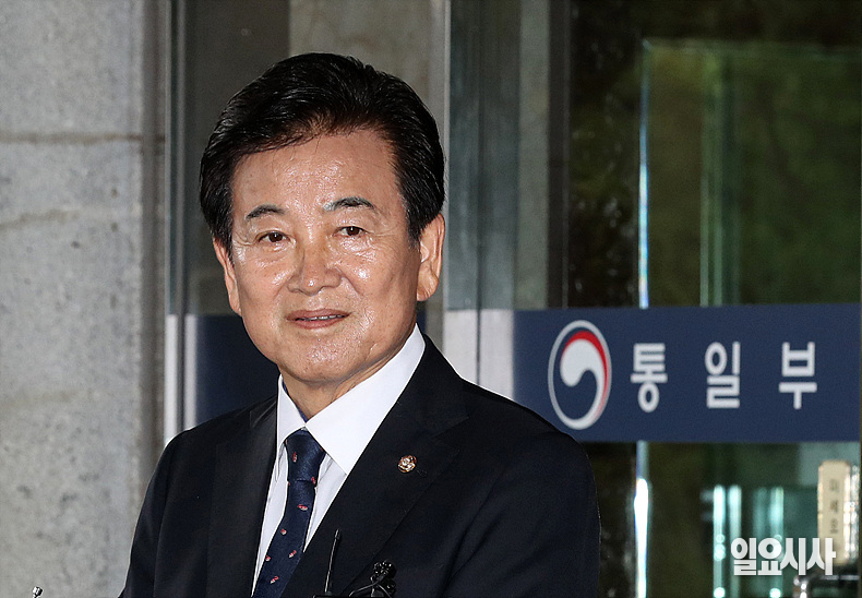 정동영 통일부 장관 후보자가 지난달 24일 오후 서울 종로구 남북관계관리단에 마련된 인사청문회 준비 사무실로 출근하며 취재진 질문에 답하고 있다. ⓒ문경덕 기자