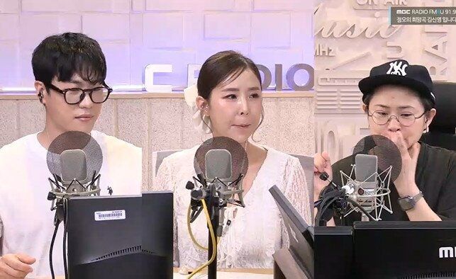 내년 상반기에 결혼 예정이라고 밝힌 가수 신지(사진 가운데)와 문원 ⓒ뉴시스