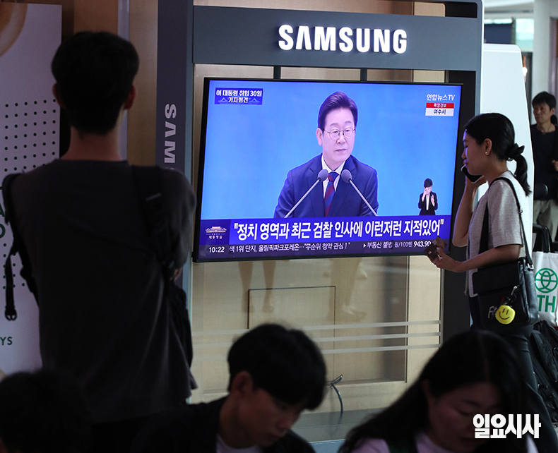 3일 서울 용산구 서울역 대합실에서 시민들이 이재명 대통령의 취임 30일 기자회견 생중계를 지켜보고 있다. ⓒ문경덕 기자