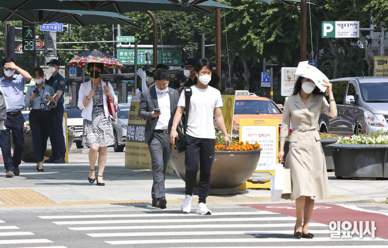 지난 1일, 서울 광화문 네거리를 지나는 시민들이 더위를 피하기 위해 발걸음을 재촉하고 있다. ⓒ고성준 기자