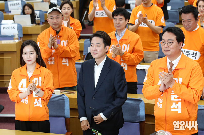 이준석 개혁신당 의원이 지난달 3일, 서울 여의도 당 개표상황실에서 투표 과정을 지켜보고 있다. 이날 이 의원은 대선 결과를 평가하며 “이번 선거 결과 책임은 전적으로 저의 몫”이라며 “이번 경험을 바탕으로 내년 지방선거에서 당의 약진을 기대한다”고 말했다. ⓒ문경덕 기자