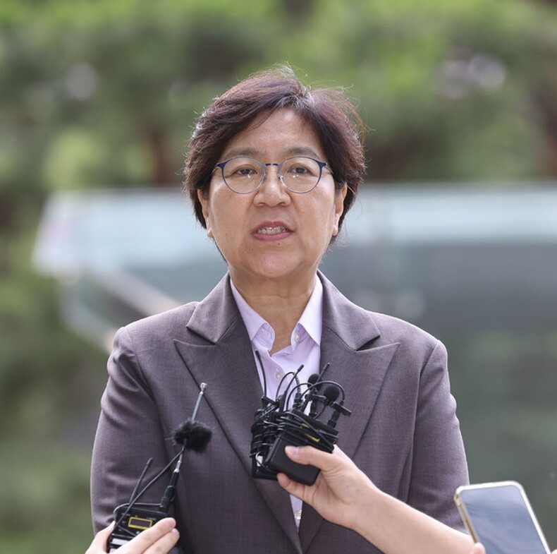 정은경 보건복지부 장관 후보자가 지난달 30일, 서울 중구 T타워에 마련된 사무실로 출근하며 기자들의 질문에 답하고 있다. ⓒ뉴시스
