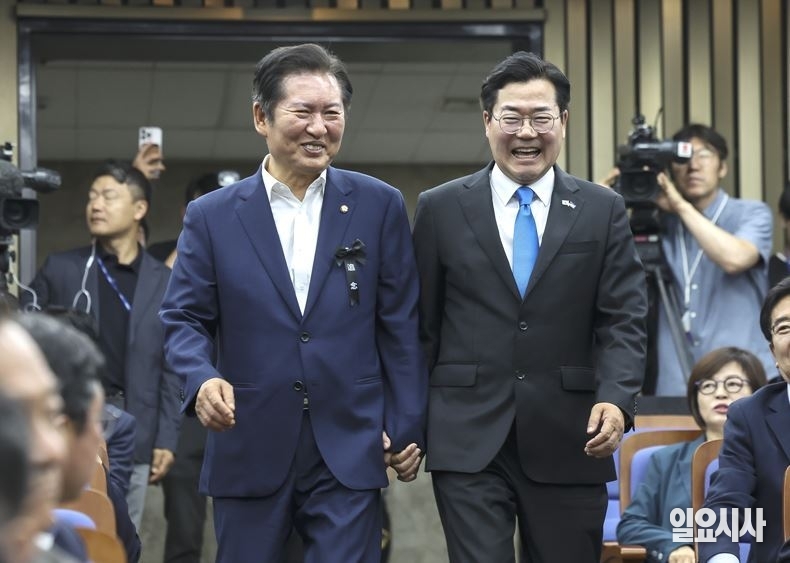 정청래 의원(사진 왼쪽)과 박찬대 원내대표 ⓒ고성준 기자