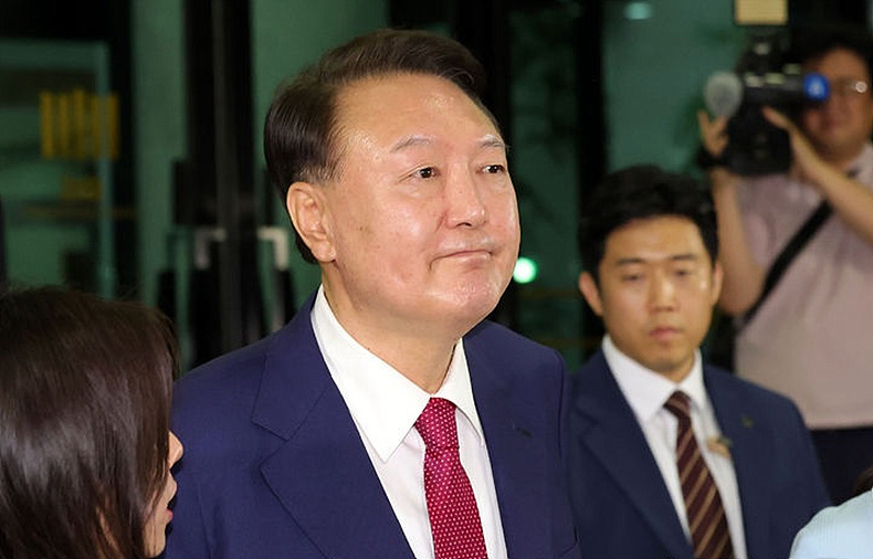 윤석열 전 대통령이 지난 5일 오후 서울 서초구 서울고등검찰청에 마련된 내란 특검 사무실에서 2차 대면 조사를 마친 뒤 귀가하고 있다. ⓒ뉴시스