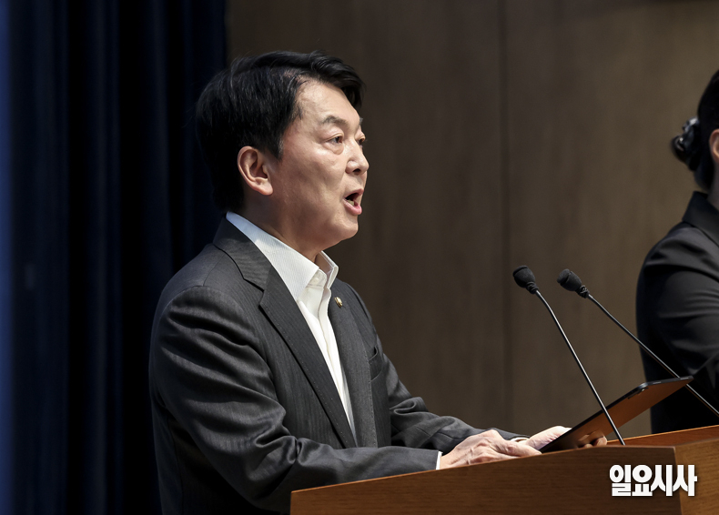 안철수 국민의힘 의원이 7일, 서울 여의도 국회 소통관에서 기자회견을 열고 당 대표 출마를 선언하고 있다. ⓒ고성준 기자