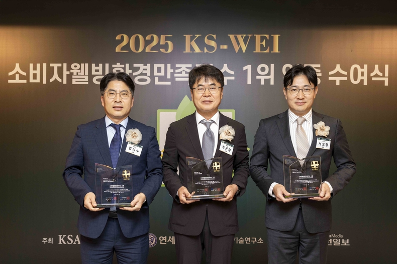 (사진 왼쪽부터) KCC 유통도료 사업부장 함성수 상무, 내외장재 사업부장 조공훈 상무, 창호 사업부장 서호영 상무가 2025 소비자웰빙환경만족지수(KS-WEI) 1위 수상한 후 기념촬영을 갖고 있다.