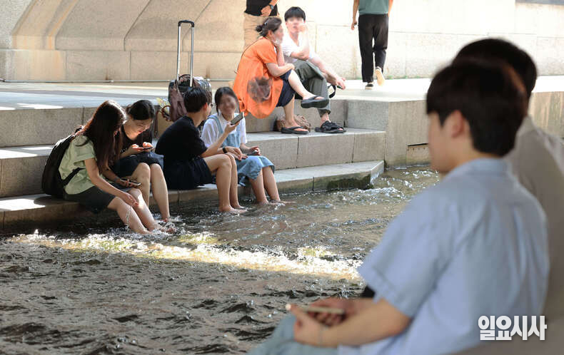 전국에 폭염이 계속되는 가운데 서울 중구 청계천에서 시민들이 더위를 식히고 있다. ⓒ<일요시사> DB