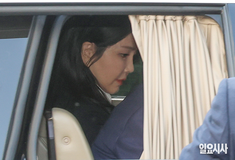 윤석열 전 대통령의 파면 선고 7일만인 지난 4월11일, 부인 김건희 여사가 서울 용산구 한남동 관저를 떠나고 있다. ⓒ고성준 기자