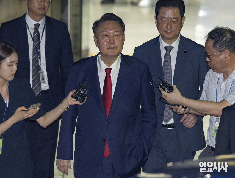 윤석열 전 대통령이 지난 9일 서울 서초구 서울중앙지방법원에서 열린 2차 구속 전 피의자 심문(영장실질심사)을 마친 뒤 서울구치소로 향하는 차량으로 이동하고 있다. ⓒ고성준 기자