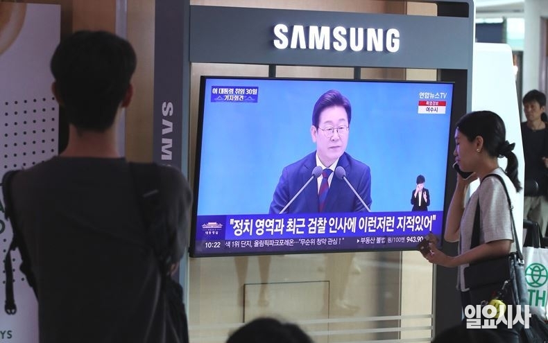지난 3일 오전, 서울 용산구 서울역 대합실에서 시민들이 이재명 대통령의 취임 30일 기자회견 생중계를 지켜보고 있다. ⓒ문경덕 기자
