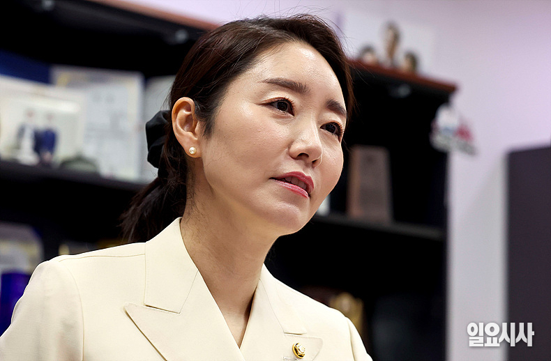 지난해 3월 서울 여의도 국회 의원회관에서 <일요시사>와 인터뷰하고 있는 강선우 여성가족부 장관 후보자 ⓒ고성준 기자